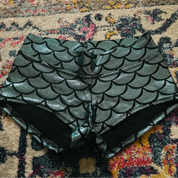 Blackmilk Mermaid Shorts ~ Size small - Picture 6 of 8